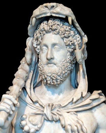 Commodus (tên đầy đủ Lucius Aelius Aurelius Commodus) trở thành  hoàng đế La Mã vào năm 177. Ông kế thừa ngai vàng từ cha - hoàng đế Marcus Aurelius.