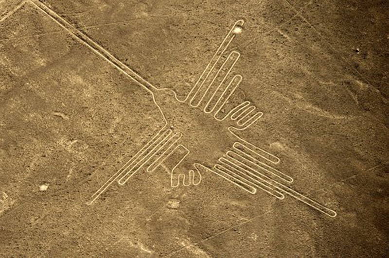 Nằm cách thủ đô Lima (Peru) hơn 320 km về phía Tây,  những đường kẻ Nazca được khắc trên một vùng sa mạc rộng lớn.