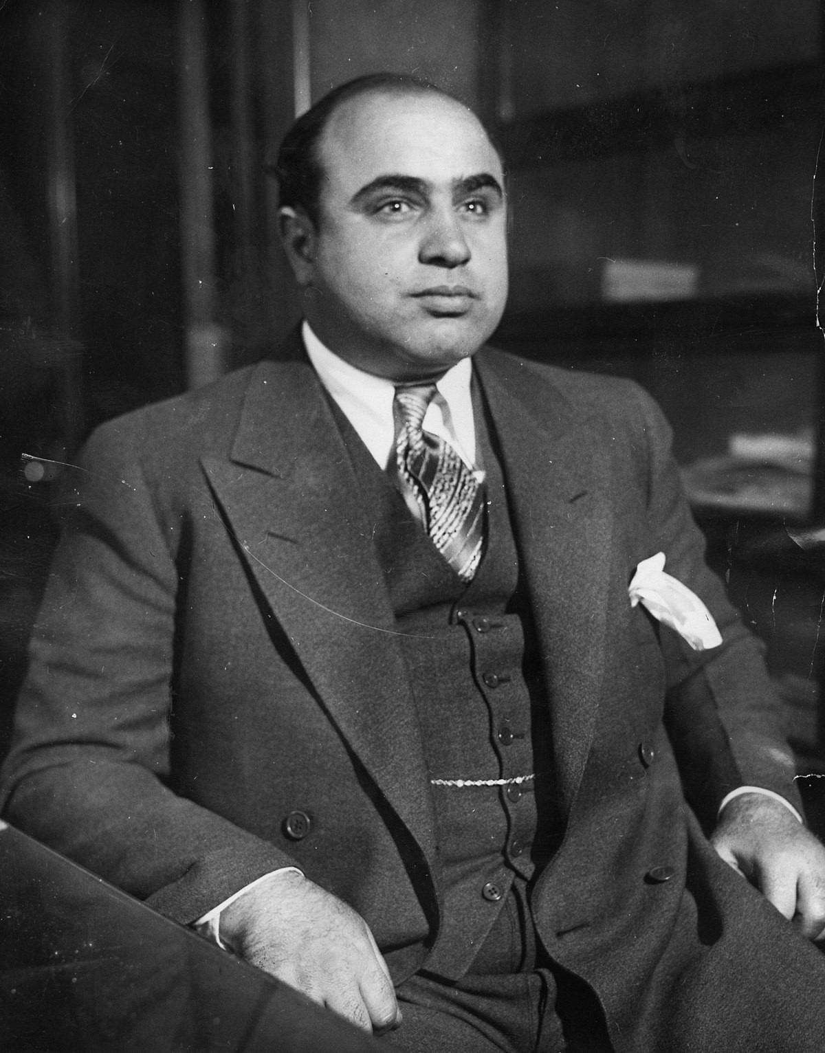 Trùm mafia Al Capone là một trong những  trùm tội phạm khét tiếng lịch sử. Sinh năm 1899 tại quận Brooklyn, thành phố New York, gã gây rúng động dư luận khi thực hiện nhiều hành vi phạm tội như bắt cóc, tống tiền, giết người, buôn bán ma túy...