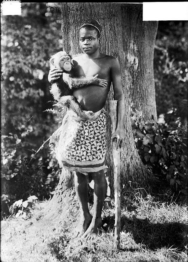 Ota Benga - một thành viên của bộ lạc ở Congo - được đưa tới Mỹ năm 1904. Sau đó, người đàn ông này trở thành một vật triển lãm trong hội chợ thế giới St. Louis ở bang Missouri. Khi ấy, ông được giới thiệu là " người lùn Congo.