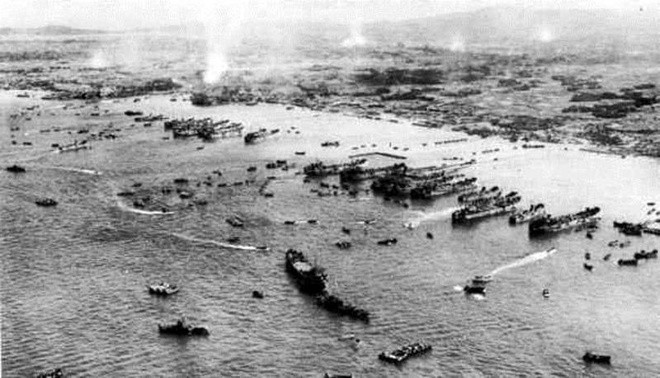 Vào sáng sớm ngày 1/4/1945, Okinawa - " trận chiến đẫm máu" nhất ở mặt trận Thái Bình Dương chính thức bắt đầu. Quân Đồng minh tấn công hòn đảo này để làm cơ sở triển khai các máy bay chiến đấu và tập kết lực lượng nhằm tấn công vào lục địa của Nhật Bản.