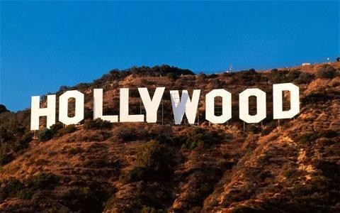  Dòng chữ “Hollywood” được coi là biểu tượng của ngành công nghiệp điện ảnh Mỹ được cả thế giới biết đến. Bảng hiệu này tọa lạc trên đỉnh núi Lee, thuộc rặng núi Santa Monica, của thành phố Los Angeles, bang California.