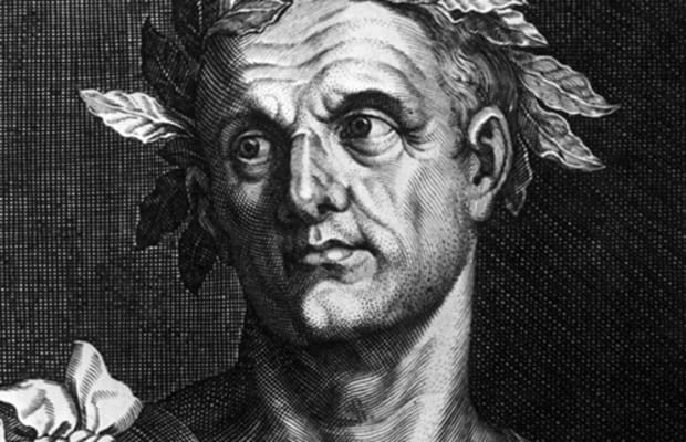 Là một lãnh tụ quân sự và chính trị nổi tiếng thế giới, Julius Caesar (100 trước Công nguyên - 44 trước Công nguyên) được giới sử gia đánh giá là có nhiều ảnh hưởng lớn đến La Mã hơn bất cứ hoàng đế nào. Ông được ca ngợi là " chúa tể" đế chế La Mã.