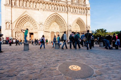 Pháp là một trong những quốc gia trên thế giới có  cột mốc số 0 nằm ở thủ đô Paris. Km0 không chỉ có ý nghĩa rất lớn về địa lý khi đi từ thủ đô của nước Pháp mà còn có giá trị quan trọng về văn hóa, lịch sử và du lịch.