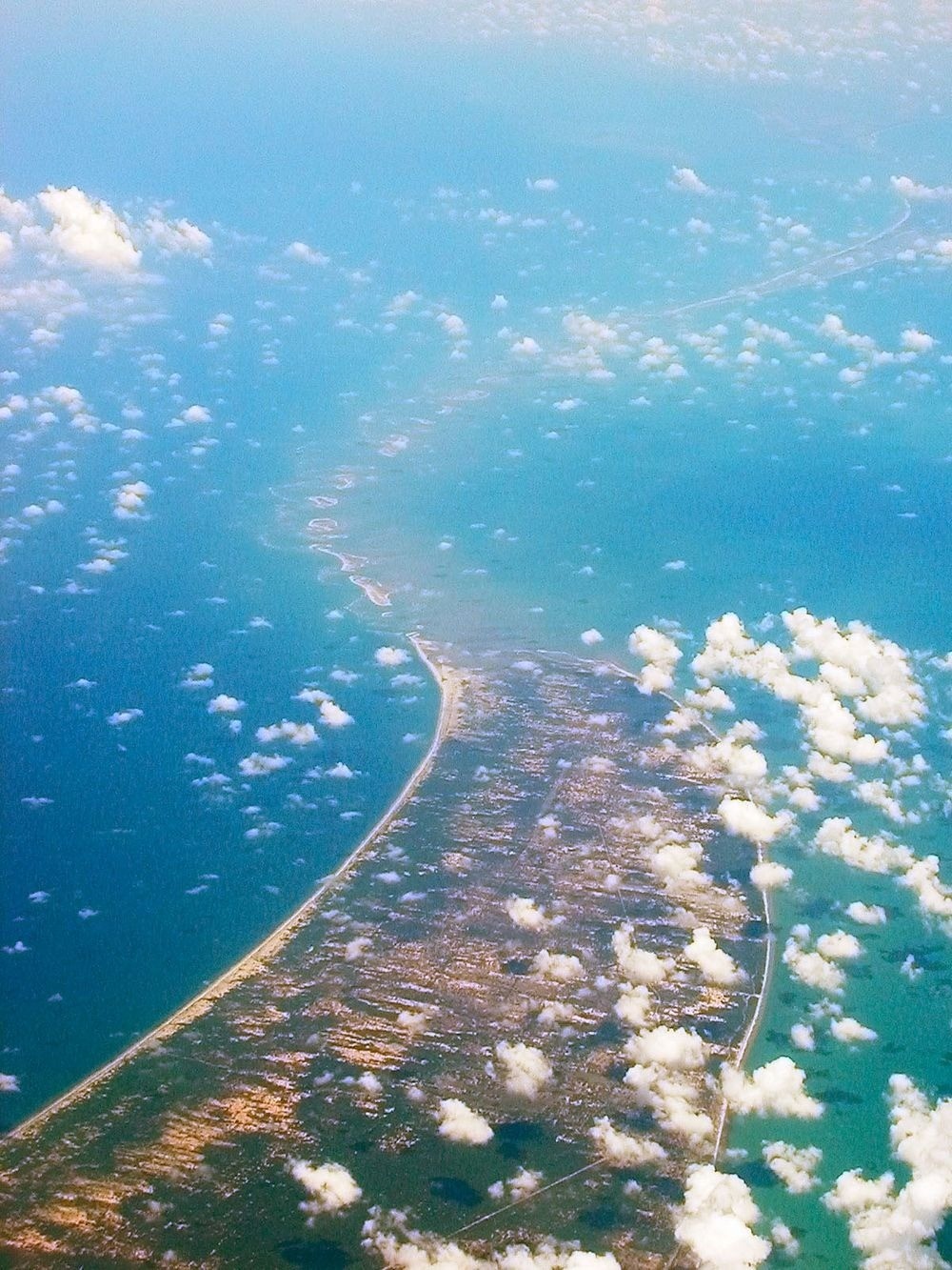 Nằm gần thị trấn bỏ hoang Dhanushkodi, cách thị trấn Rameshwaram của Ấn Độ 20 km, cầu Rama hay còn gọi Rama Setu là  cây cầu nổi tiếng thế giới. Nguyên do là bởi cây cầu này gắn liền với giai thoại về thần Rama.