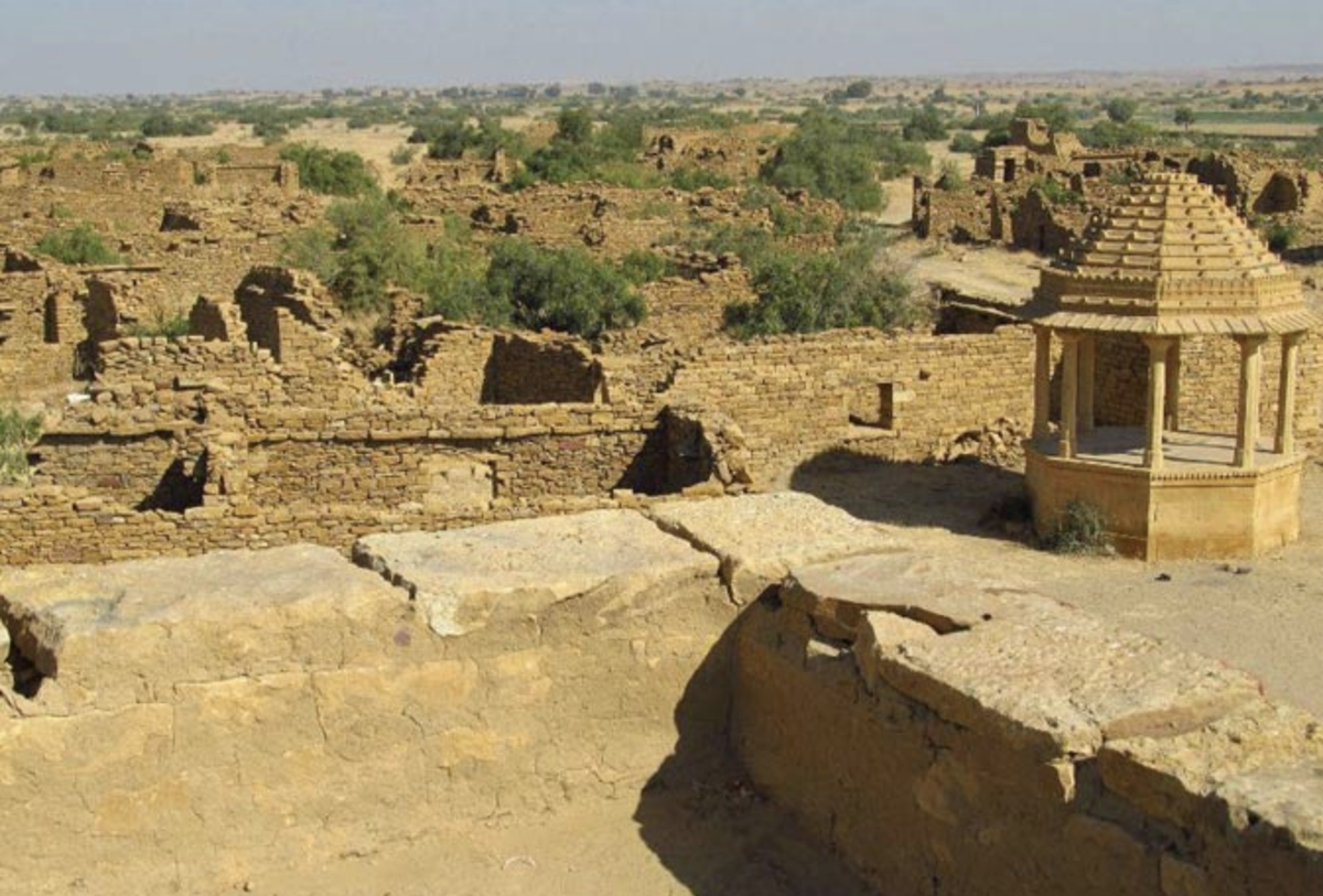  Ngôi làng bị "nguyền rủa" Kuldhara ở Ấn Độ không có người sinh sống từ khoảng 200 năm trước. Theo người dân địa phương, ngôi làng Kuldhara từng vô cùng sầm uất và náo nhiệt với khoảng 1.500 người sinh sống.