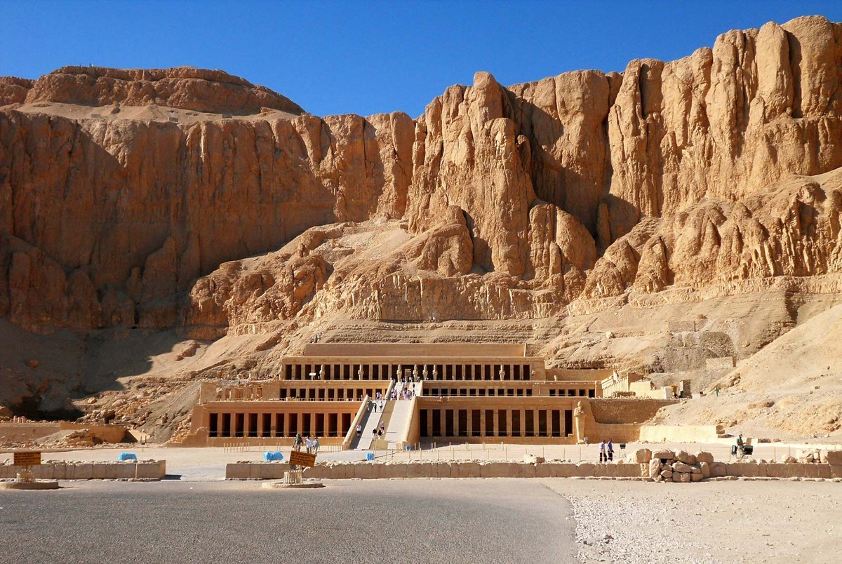 1. Kinh thành Thebes (tức Luxor ngày nay) là một trong những  thành phố cổ nổi tiếng Ai Cập. Theo các nhà nghiên cứu, Thebes được thành lập vào khoảng năm 2575 trước Công nguyên.