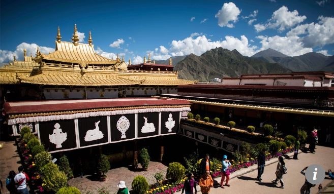 Đền Jokhang ở thủ phủ Lhasa, Tây Tạng là một trong những  kỳ quan kiến trúc nổi tiếng thế giới. Công trình này có niên đại 1.300 tuổi và lưu giữ nhiều di tích giá trị.