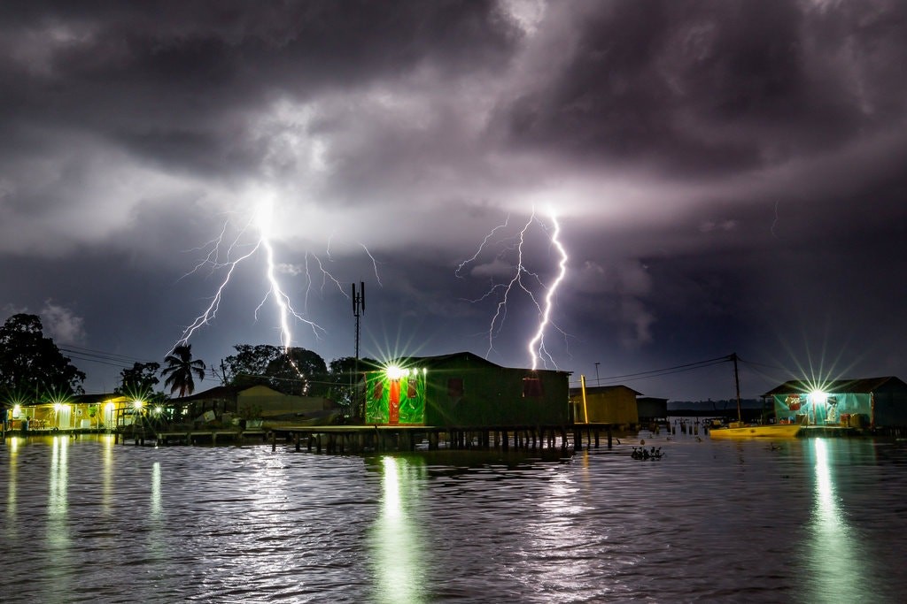 Là một trong những địa điểm nổi tiếng thế giới, sông Catatumbo - khu vực đổ vào hồ Maracaibo, bang Zulia, phía tây bắc Venezuela là nơi xảy ra một hiện tượng đặc biệt. Nơi đây ghi nhận số lượng và tần suất sét đánh nhiều nhất trên thế giới. Vì vậy, địa điểm này còn được xem là  vùng đất của sấm sét.