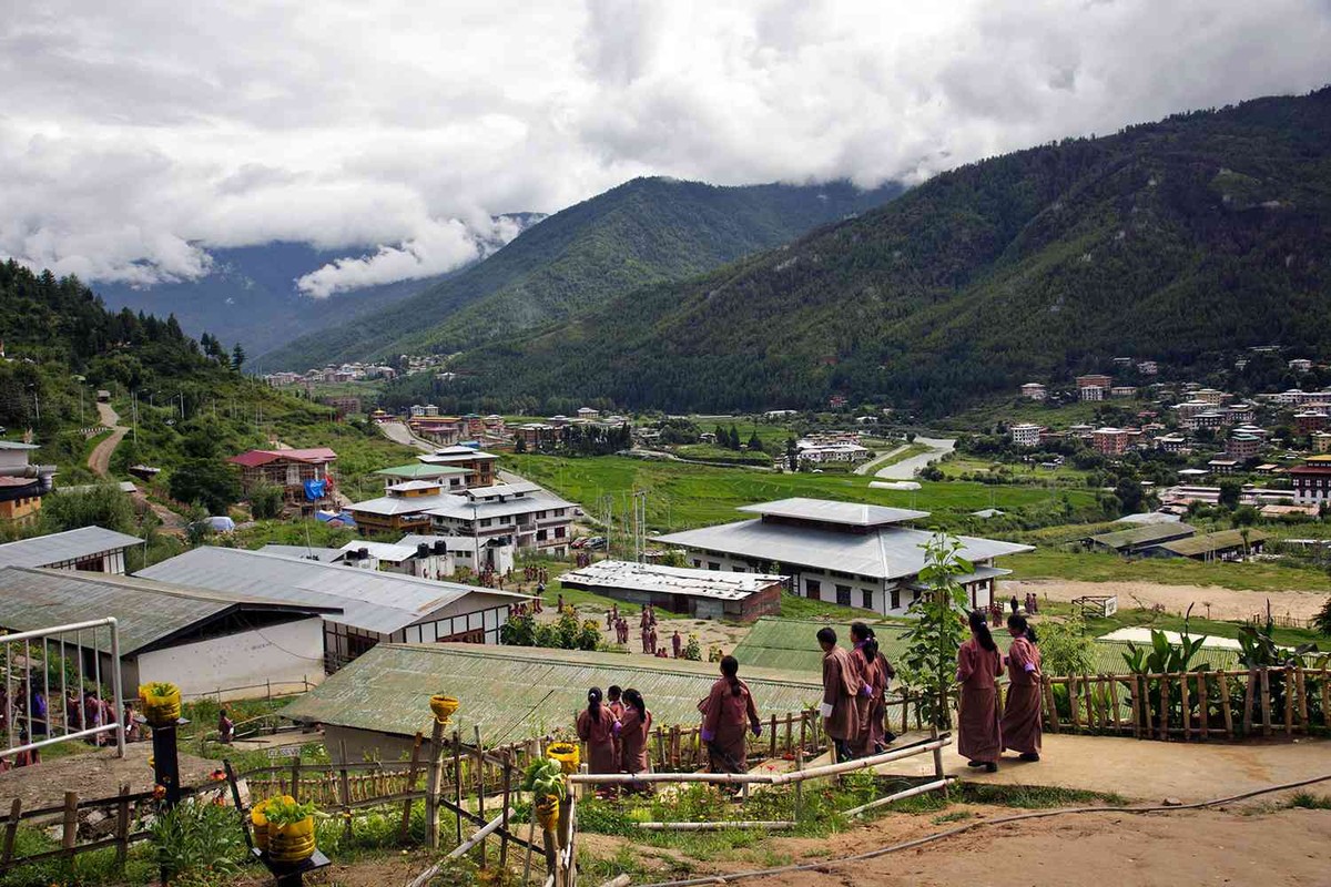  Vương quốc hạnh phúc Bhutan nổi tiếng thế giới nằm giữa Trung Quốc và Ấn Độ. Đây là quốc gia duy nhất trên thế giới lấy chỉ số Tổng Hạnh phúc Quốc dân (GNH - Gross National Happiness) để quản lý và phát triển đất nước. Nhà vua thứ 4 của Bhutan là Jigme Singye Wangchuck có câu nói nổi tiếng về việc này: "Tổng Hạnh phúc Quốc gia (GNH) còn quan trọng hơn cả Tổng sản phẩm quốc nội (GDP)".