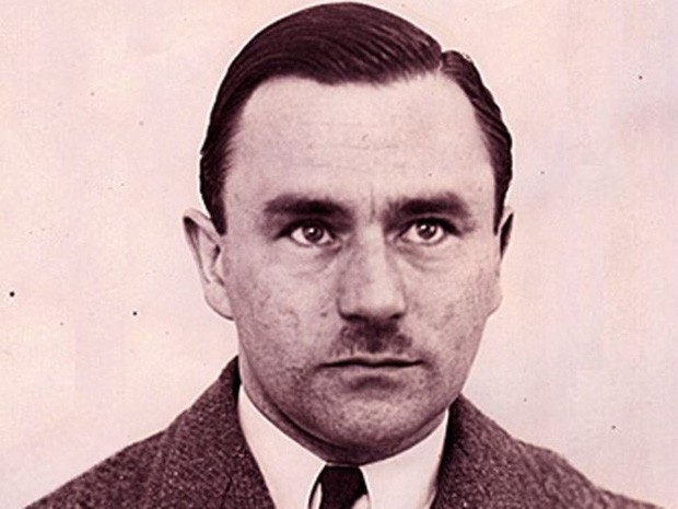  Tên sát nhân hàng loạt John George Haigh (1909 - 1949) đi vào lịch sử là một trong những tên tội phạm khét tiếng và nguy hiểm hàng đầu ở Anh những năm 1940.