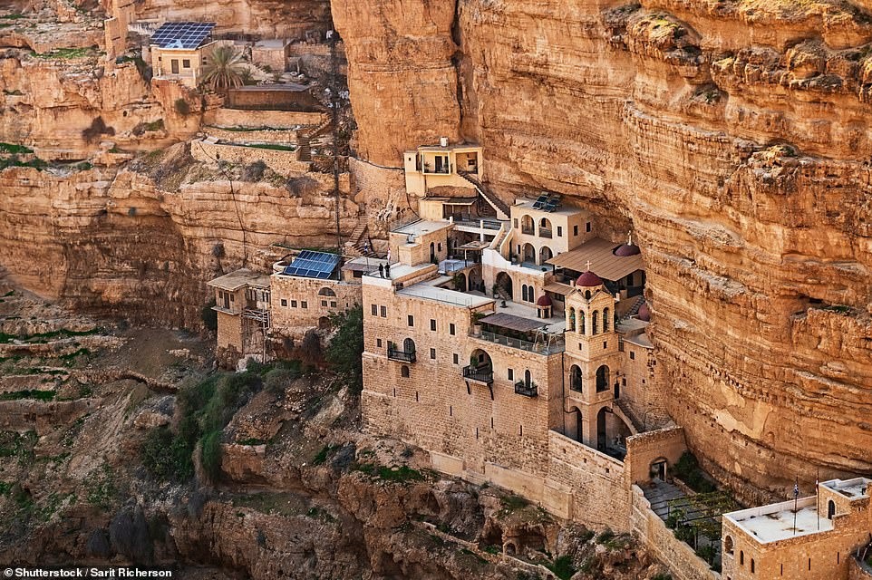 Nhô ra từ vách đá ở thung lũng Wadi Qelt, gần Jerusalem, Israel,  tu viện St George được thành lập vào thế kỷ 5 và có lịch sử lâu đời kể từ đó. Tu viện là trung tâm tâm linh quan trọng vào thế kỷ 6, sau đó bị người Ba Tư cướp phá vào thế kỷ 7. Việc khôi phục bắt đầu trong thời kỳ Thập tự chinh. Ngày nay, nơi đây mở cửa cho khách du lịch tham quan.