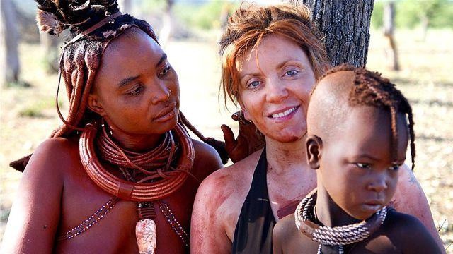 Người Himba là bộ tộc rất bí hiểm trên thế giới, sống ở châu Phi. Theo BBC,  phụ nữ ở bộ tộc này cả đời không dùng nước để tắm. Hành động tắm bằng nước được cho là điều đại kỵ.