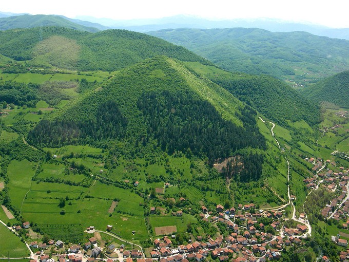 Nằm ở bang Zenica-Doboj Canton, miền trung Bosnia &amp; Herzegovina, thị trấn Visoko là một địa điểm du lịch nổi tiếng hấp dẫn du khách trong và ngoài nước. Một trong những điểm thu hút khách du lịch của thị trấn Visoko là những  ngọn đồi giống kim tự tháp.