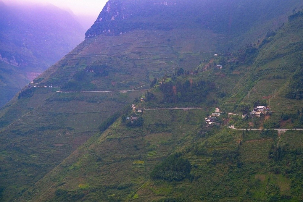  Hà Giang có nhiều điều khiến những tâm hồn lang thang như tôi muốn khám phá. Khi chạy tới đoạn cuối "con đường hạnh phúc" dài 185 km, bạn sẽ thấy đèo Mã Pì Lèng huyền thoại. Chạy xe trên con đèo này không chỉ khiến tôi đã cái tay mà còn sướng con mắt khi phóng tầm nhìn ra vách đá cao tít, bên kia là sông Nho Quế uốn quanh...