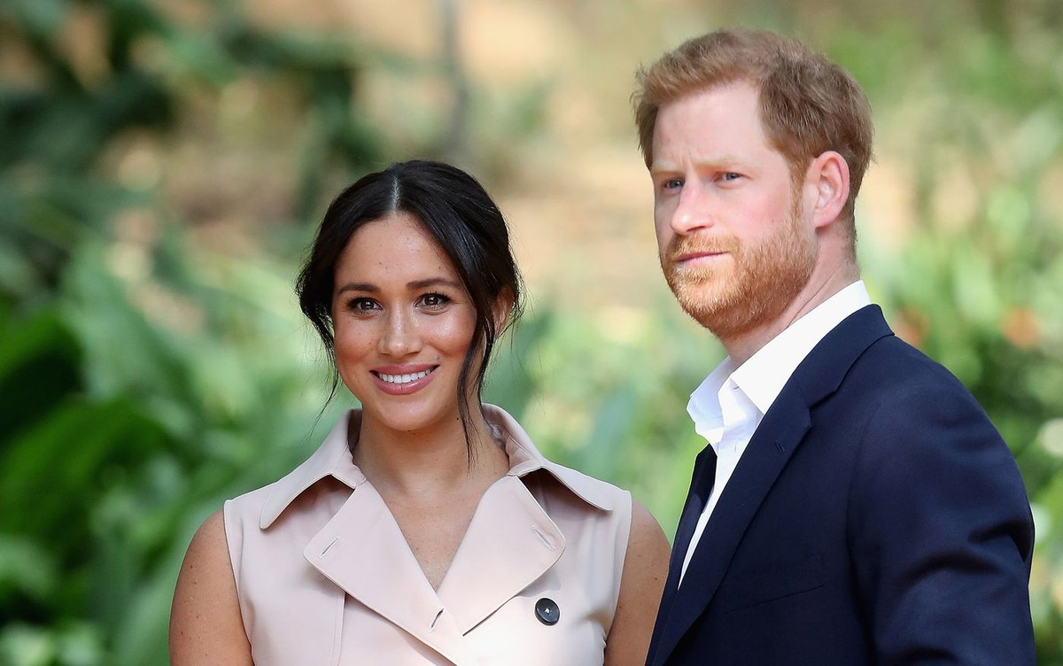 Vợ chồng hoàng tử Harry - Meghan Markle gây xôn xao dư luận khi chính thức rời Hoàng gia Anh kể từ ngày 31/3/2020. Theo đó, con của thái tử Charles kể từ đó giữ tước hiệu công tước xứ Sussex. Với quyết định này, vợ chồng  công tước Harry chính thức từ bỏ quyền lợi và trách nhiệm đối với hoàng gia Anh.