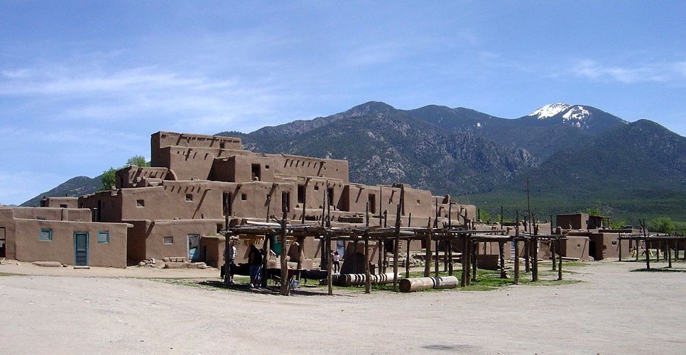 Âm thanh kỳ bí ở thị trấn Taos, New Mexico: Là  bí ẩn khó giải lớn của nhân loại, được người dân địa phương gọi là "Taos Hum". Chỉ có khoảng 2% dân số nghe thấy âm thanh này và có các triệu chứng chóng mặt, buồn nôn, đau đầu.