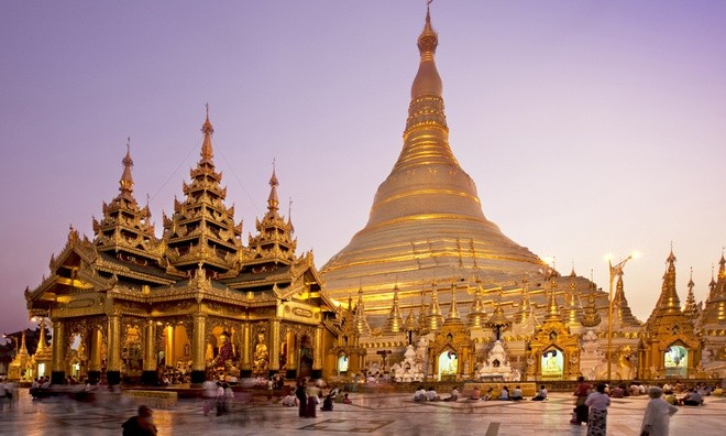 Là một trong những ngôi chùa đẹp nhất thế giới, chùa Shwedagon ở thành phố Yangon, Myanmar thu hút hàng ngàn Phật tử, du khách ghé thăm chiêm bái và chiêm ngưỡng vẻ đẹp cổ kính, tráng lệ. Một trong những điều thu hút du khách là  ngôi chùa có bảo tháp dát vàng, kim cương.