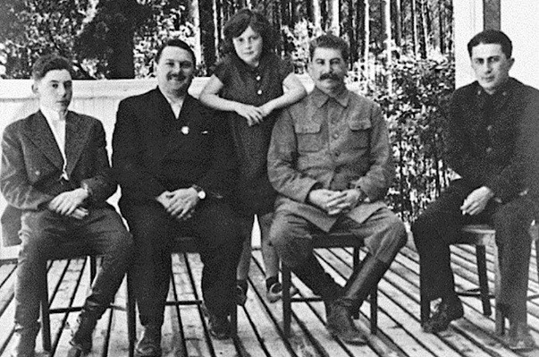 Yakov Dzhugashvili (phải ảnh) là con trai nhà lãnh đạo nổi tiếng Liên Xô Joseph Stalin. Đây là con của  nhà lãnh đạo Stalin với người vợ cả Ekaterina Svanidza. Sinh năm 1907, Dzhugashvili trải qua nỗi đau mất mẹ sau khi chào đời chưa được 1 năm. Sau cái chết của vợ, nhà lãnh đạo Stalin gửi con trai về nhà ngoại ở vùng Gruzya để nhờ em vợ nuôi dưỡng.