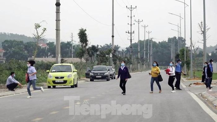 Như Tiền Phong đã đưa tin, những ngày gần đây  Công ty Eastech, thuộc KCN Cộng Hòa (TP Chí Linh, Hải Dương) cho công nhân trở lại làm việc dù tỉnh Hải Dương chưa cho phép.