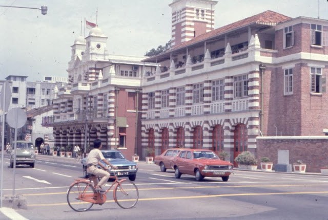 Sau khi tiến hành công cuộc đổi mới, hiện đại hóa đất nước,  đường phố Singapore những năm 1970 có nhiều thay đổi lớn.