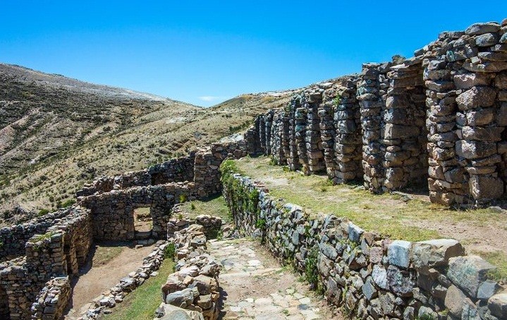 Đảo Isla del Sol nằm trong hồ Titicaca của Bolivia hiện có hơn 80 tàn tích liên quan đến đế chế Inca. Nhiều di tích tại  địa điểm nổi tiếng này khiến du khách cảm thấy khá giống thành phố cổ Machu Picchu ở Peru.