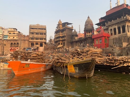 Thành phố Varanasi ở Ấn Độ nằm bên bờ sông Hằng được xem là trung tâm của Hindu giáo với bề dày lịch sử hơn 5.000 năm. Nơi đây gắn liền với  phong tục hỏa táng linh thiêng.