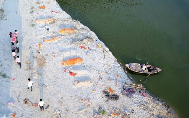 Mới đây, chính quyền Ấn Độ lần đầu tiên xác nhận việc thi thể nhiều bệnh nhân COVID-19 thả xuống sông Hằng. Theo đó, giới chức trách tiến hành vớt các thi thể từ khắp  dòng sông Hằng linh thiêng và tiến hành chôn cất theo nghi lễ thích hợp.