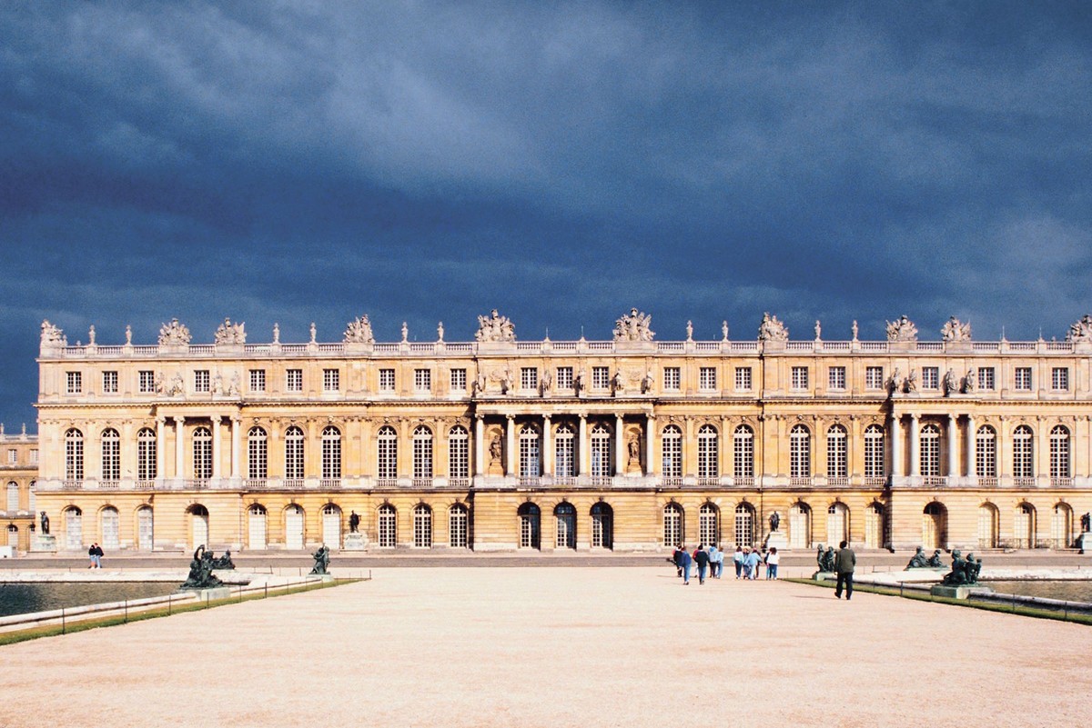 Nằm cách thủ đô Paris, Pháp khoảng 20 km về phía Tây,  cung điện Versailles nổi tiếng thế giới với thiết kế đồ sộ và lộng lẫy. Vua Louis XIII chọn kiến trúc sư Louis Le Vau, nhà trang trí Charles Lebrun và nhà thiết kế cảnh quan André Le Nôtre làm người phụ trách xây dựng cung điện.