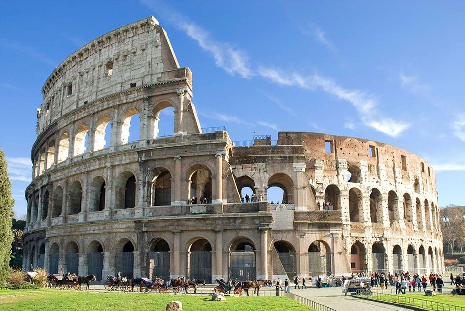  Đấu trường La Mã ở Italy còn được biết đến với tên gọi Colosseum. Đây là một địa điểm du lịch nổi tiếng mà nhiều du khách ghé thăm khi tới Rome.