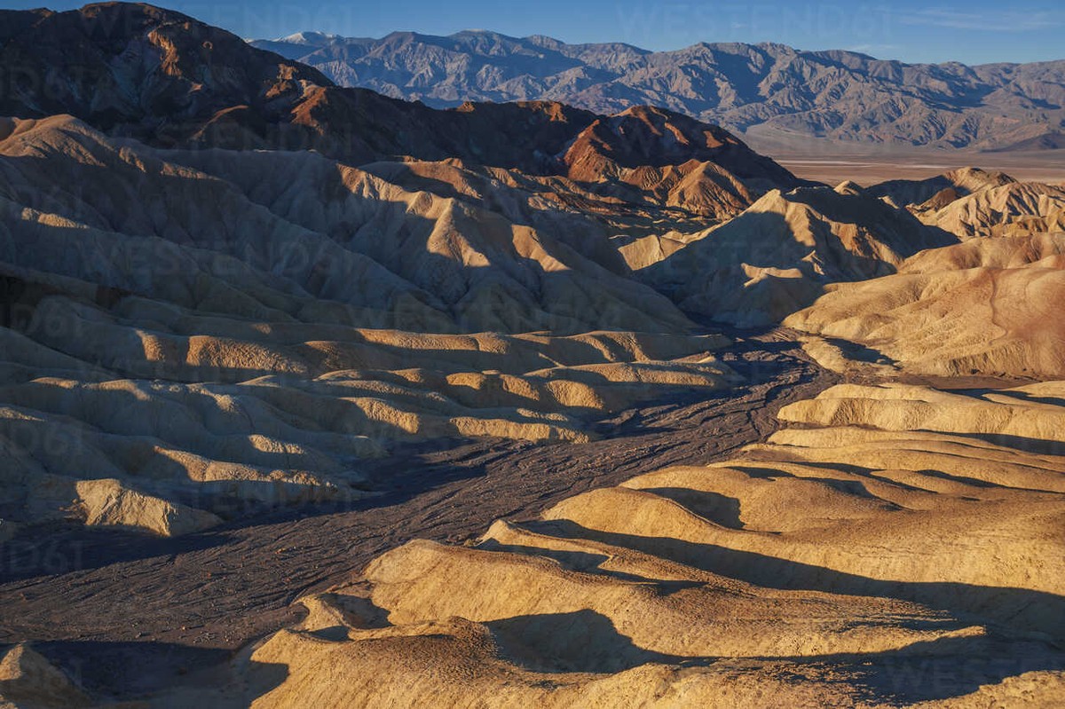  Thung lũng mang tên tử thần Death Valley nằm tại bang Califonia, Mỹ là một trong những địa điểm nổi tiếng nhất thế giới. Nơi đây gắn liền với một số bí mật gây kinh ngạc.