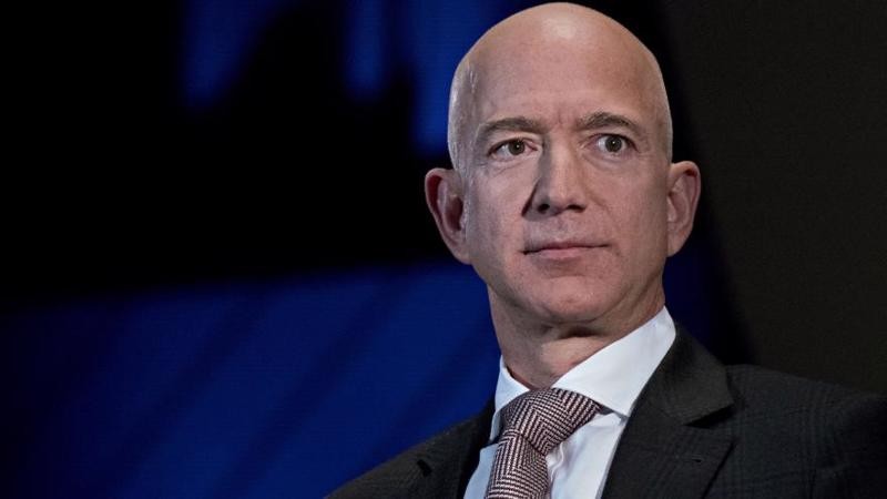  Tỷ phú công nghệ Jeff Bezos là một trong những nhân vật nổi tiếng thế giới. Ông có sự nghiệp thành công với Amazon - đế chế thương mại điện tử khổng lồ.