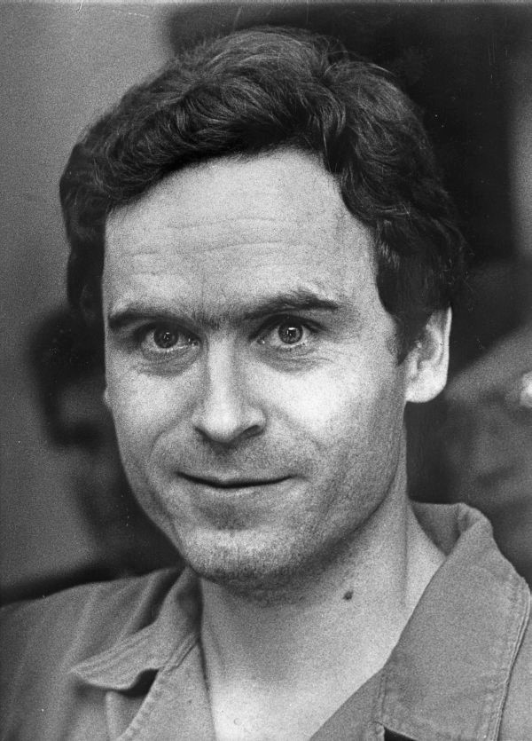 Sinh năm 1946,  tên sát nhân hàng loạt khét tiếng nước Mỹ Ted Bundy gieo rắc nỗi ám ảnh kinh hoàng cho người dân khi gây ra hàng loạt vụ án mạng rùng rợn.