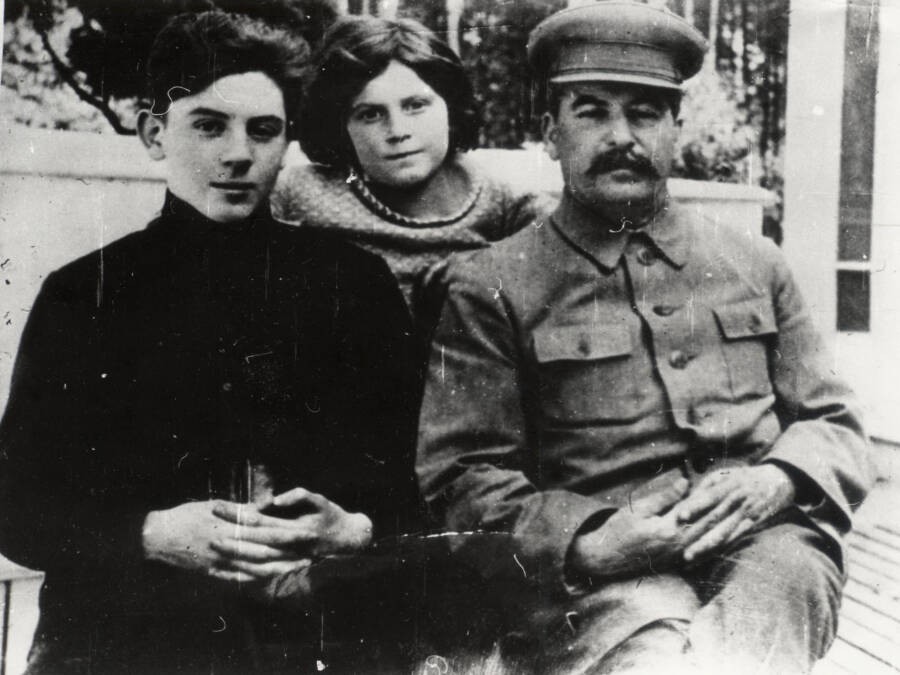 Sinh ngày 21/3/1921 tại Moscow, Vasily Stalin được biết đến là  con trai út của nhà lãnh đạo Joseph Stalin với người vợ thứ hai là Nadezhda Allilueva. Do có bố là người đàn ông quyền lực trong chính quyền Liên Xô nên ngay từ khi còn nhỏ Vasily được dạy dỗ nghiêm khắc.