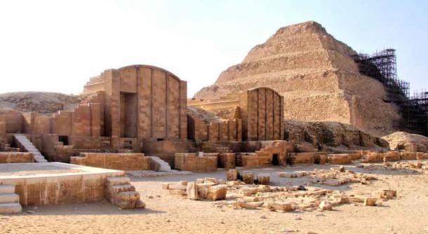 Vào năm 1936, nhà khảo cổ học người Anh Walter Bryan Emery khai quật lăng mộ của hoàng tử Sabu ở Saqqara. Sabu là con trai của pharaoh Anedjib - nhà vua trị vì  Ai Cập cổ đại trong khoảng thời gian từ năm 3100 trước Công nguyên - 3000 trước Công nguyên.