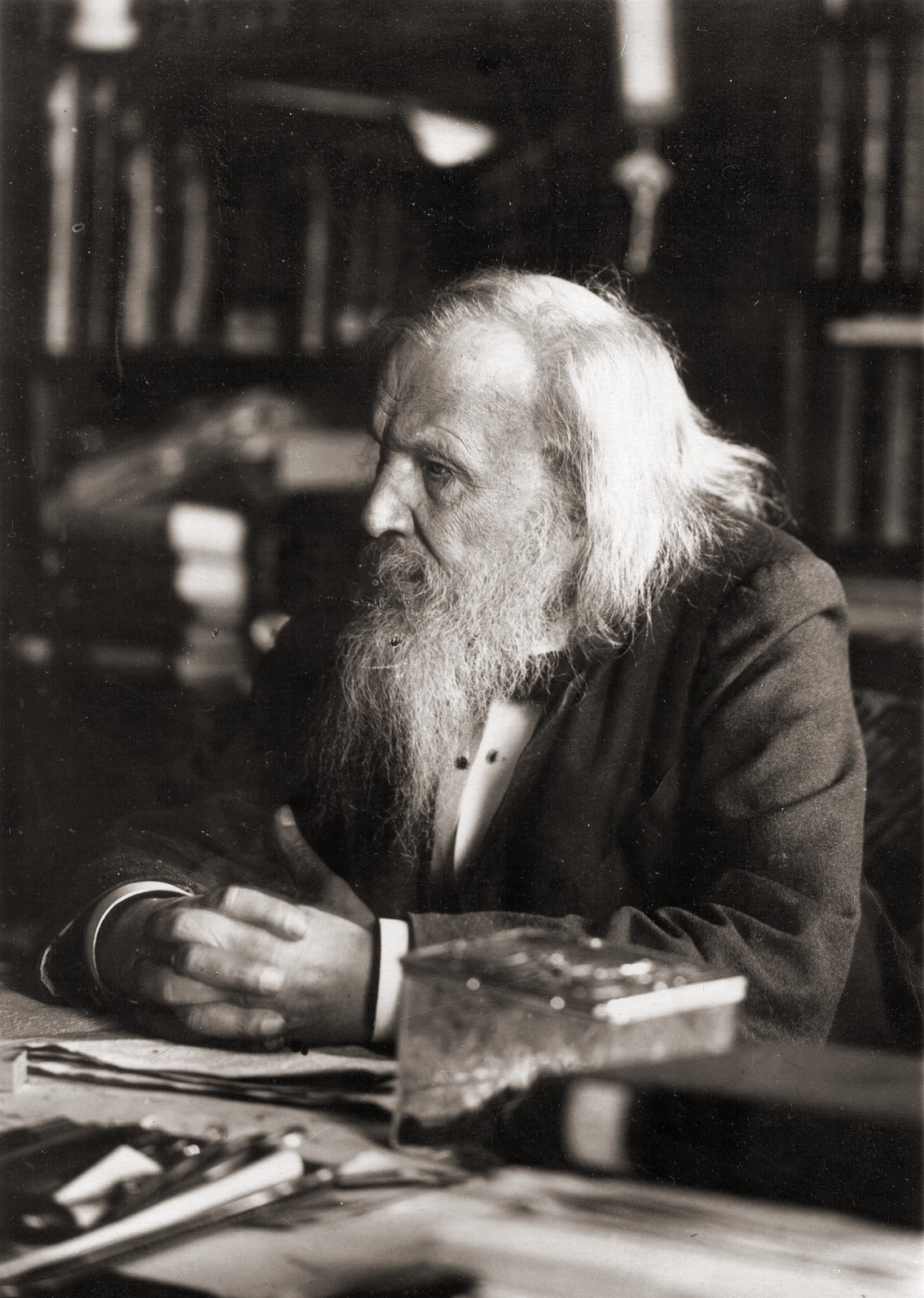 Dmitri Mendeleev (1834 - 1907) là nhà hóa học và nhà phát minh người Nga nổi tiếng thế giới. Ông gây chú khi có  phát minh vĩ đại ra đời trong lúc ngủ mơ.