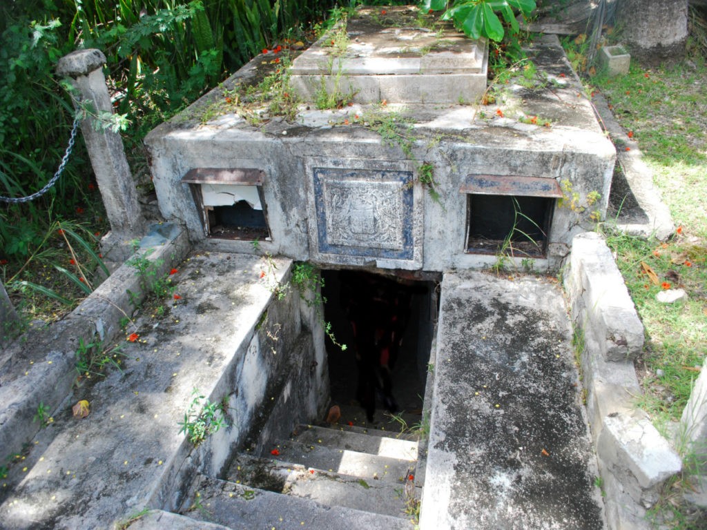 Những  cỗ quan tài biết "di chuyển" trong hầm mộ dòng họ Chase ở trên hòn đảo Barbados ngoài khơi Caribbean trở thành bí ẩn lớn khiến giới khoa học mãi chưa tìm ra lời giải.