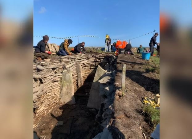 Trong cuộc khai quật tại đảo Sanday, quần đảo Orkney, Scotland, các chuyên gia phát hiện một  ngôi mộ thời kỳ đồ đá. Khi mở mộ, họ vô cùng bất ngờ trước những khám phá quan trọng.