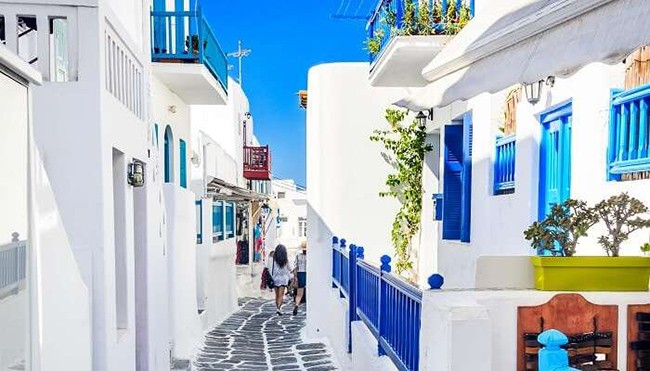 Thị trấn Mykonos, Hy Lạp: Mykonos là một  con phố có những ngôi nhà quét vôi trắng cùng với lan can màu xanh nổi bật. Những con ngõ hẹp uốn lượn giữa các ngôi nhà làm cho toàn bộ khu phố trông trở nên hấp dẫn hơn.