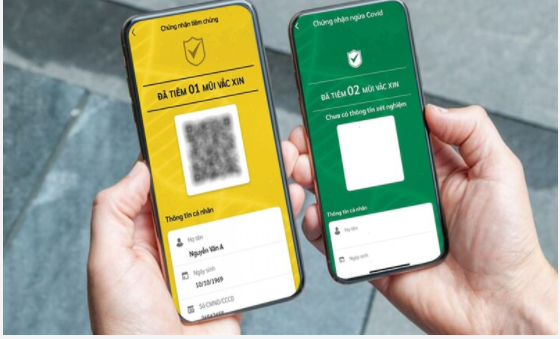 Trong những ngày qua, một số người vui mừng và hào hứng khi đồng bộ hóa dữ liệu trên ứng dụng PC-Covid và có " thẻ xanh COVID". Do đó, họ chụp ảnh "thẻ COVID" và đăng tải lên mạng xã hội mà không che mã QR. Ảnh: baochinhphu.vn.