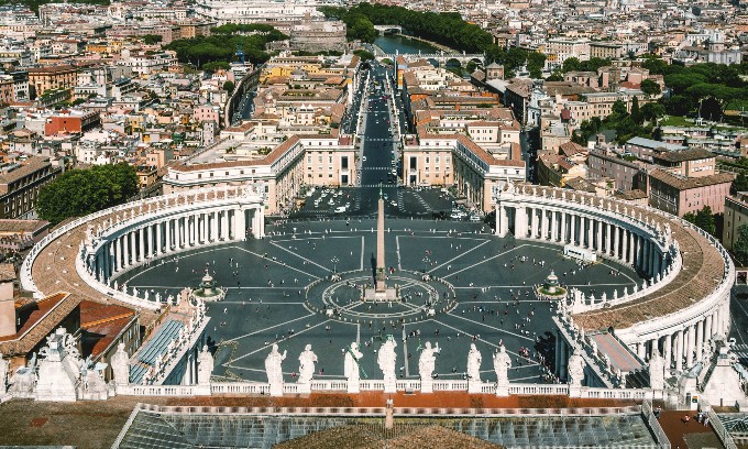 Thành quốc  Vatican nằm trong lòng thành phố Rome của Italy và được bao bọc bởi các tường thành kín. Đây là quốc gia nhỏ nhất thế giới với diện tích 0,44 km2. Dân số nơi đây khoảng 800 người. Trong số này, khoảng 450 người mang quốc tịch Vatican. Số người còn lại là dân cư trú tạm thời hoặc vĩnh viễn mà không có quyền công dân.