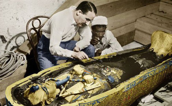 Vào năm 1922, nhà khảo cổ Howard Carter dẫn đầu một nhóm chuyên gia tìm thấy lăng mộ của pharaoh Ai Cập Tutankhamun tại Thung lũng các vị vua. Theo đó, đây là một trong những khám phá khảo cổ học quan trọng nhất thế kỷ 20. Sự kiện này mở đầu cho việc tìm thấy kho cổ vật cực giá trị, bao gồm c hiếc cốc "ước nguyện".