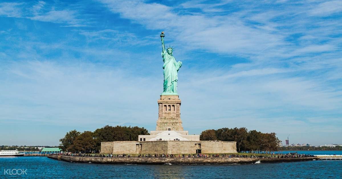 Nằm trên đảo Liberty rộng hơn 50.000 m2 ở cảng New York, Mỹ,  tượng Nữ thần Tự do có tên chính thức là tượng Nữ thần Tự do Soi sáng Thế giới là một trong những địa điểm du lịch nổi tiếng nhất tại xứ sở cờ hoa.