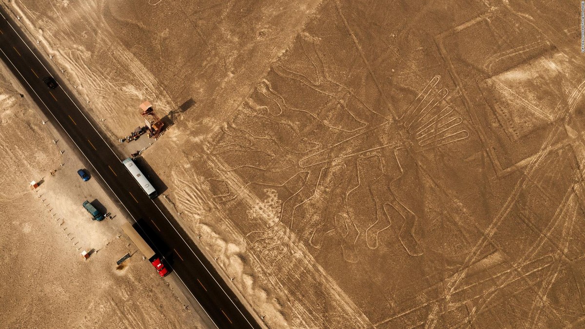 Cao nguyên Nazca ở Peru trở thành địa điểm hấp dẫn giới chuyên gia bởi những geoglyph -  hình vẽ khổng lồ trên mặt đất. Theo nghiên cứu của các nhà khoa học, chúng do nền văn minh Nazca tạo ra.