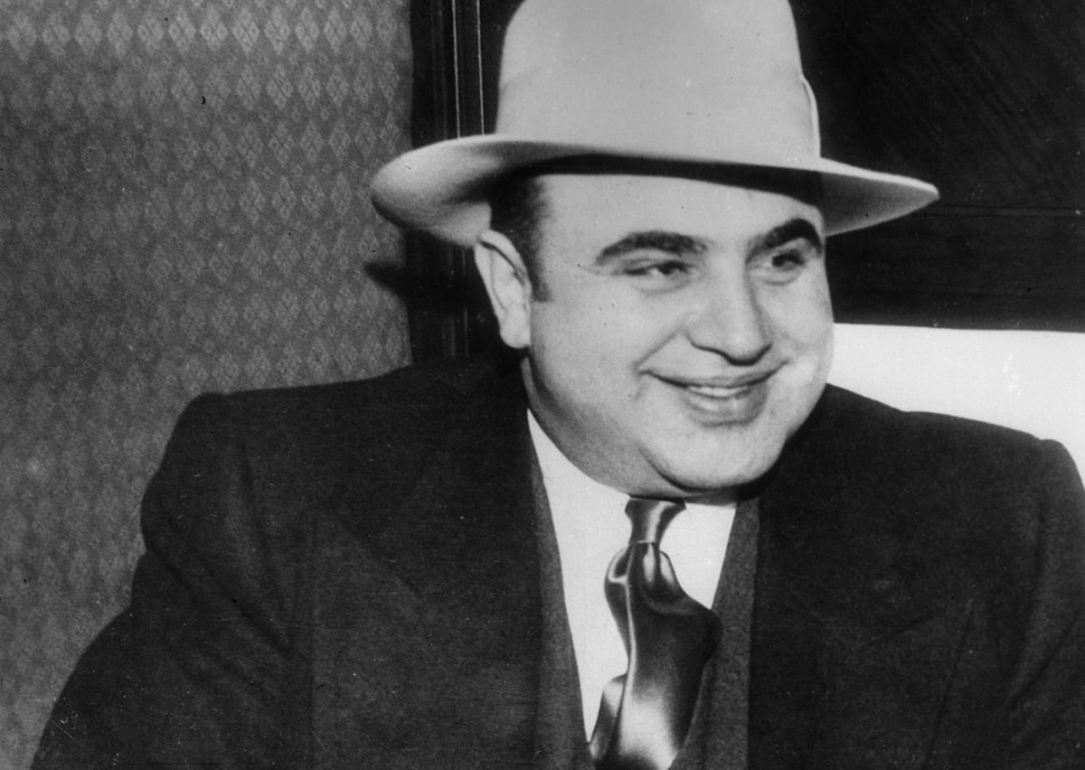  Ông trùm Al Capone là một trong những tên tội phạm khét tiếng nhất nước Mỹ. Sinh năm 1899 tại quận Brooklyn, thành phố New York, gã tham gia vào những vụ đánh nhau, xô xát trên đường phố từ khi chưa đến 20 tuổi.