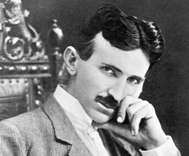 Sinh năm 1856,  thiên tài Nikola Tesla là một trong những nhà khoa học nổi tiếng nhất thế giới. Nhà phát minh người Mỹ gốc Serbia này gây chú ý với nhiều sáng chế để đời như đài phát thanh, động cơ, công nghệ điện xoay chiều...