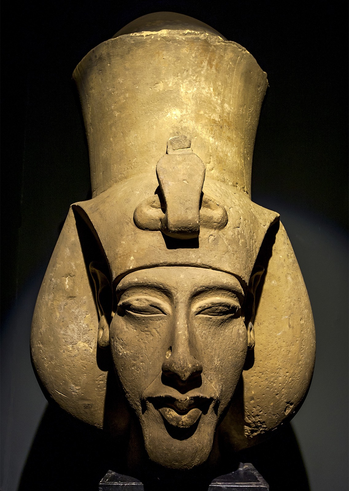  Pharaoh Ai Cập Akhenaten là một trong những vị vua nổi tiếng thế giới cổ đại. Cuộc đời ông hoàng này gắn liền với nhiều điều bí ẩn. Ông trị vì Ai Cập từ năm 1353 trước công nguyên - 1335 trước công nguyên.