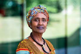 Bà Winnie Byanyima - Giám đốc điều hành Chương trình phối hợp của Liên hợp quốc về HIV và AIDS (UNAIDS) được tạp chí Nature đánh giá là một trong 10  nhân vật định hình khoa học thế giới năm 2021. Là người đồng sáng lập nên nhóm ủng hộ Liên minh vaccine nhân dân (PVA) nhằm thay đổi nhận thức, vào tháng 5/2021, bà Byanyima bày tỏ niềm vui mừng khi Mỹ từ bỏ quyền sở hữu trí tuệ (IP) để tăng cường năng lực sản xuất vắc xin ngừa COVID-19.