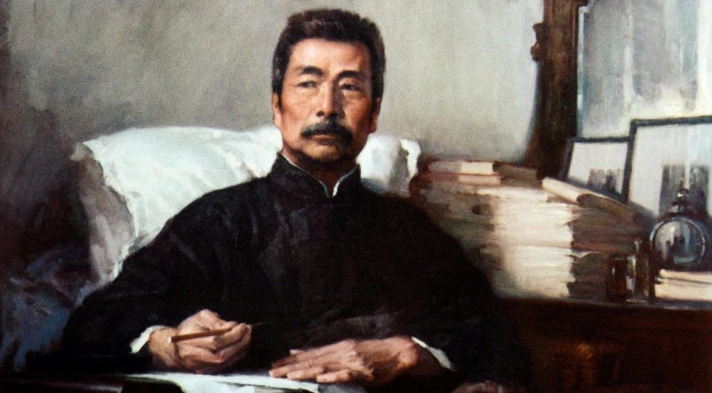  Nhà văn Lỗ Tấn (1881 - 1936), tên thật là Chu Thụ Nhân, tự Dự Tài, là một trong những tên tuổi lớn trong giới văn chương ở Trung Quốc. Ông sinh ra và lớn lên trong một gia đình nho học tại phủ thành Thiệu Hưng, thuộc tỉnh Chiết Giang.