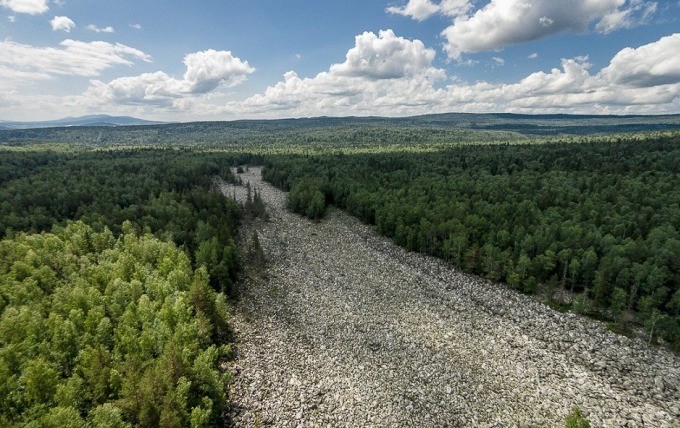 Nằm ở phía nam Urals, vùng Chelyabinsk Oblast, Nga, Big Stone River (Sông Đá Lớn) là một  dòng sông toàn đá gây nhiều tò mò. Dòng sông này bắt nguồn từ sườn núi Taganay.